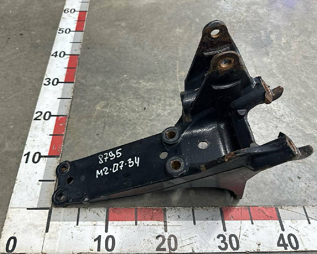 Кронштейн кабины передний правый б/у