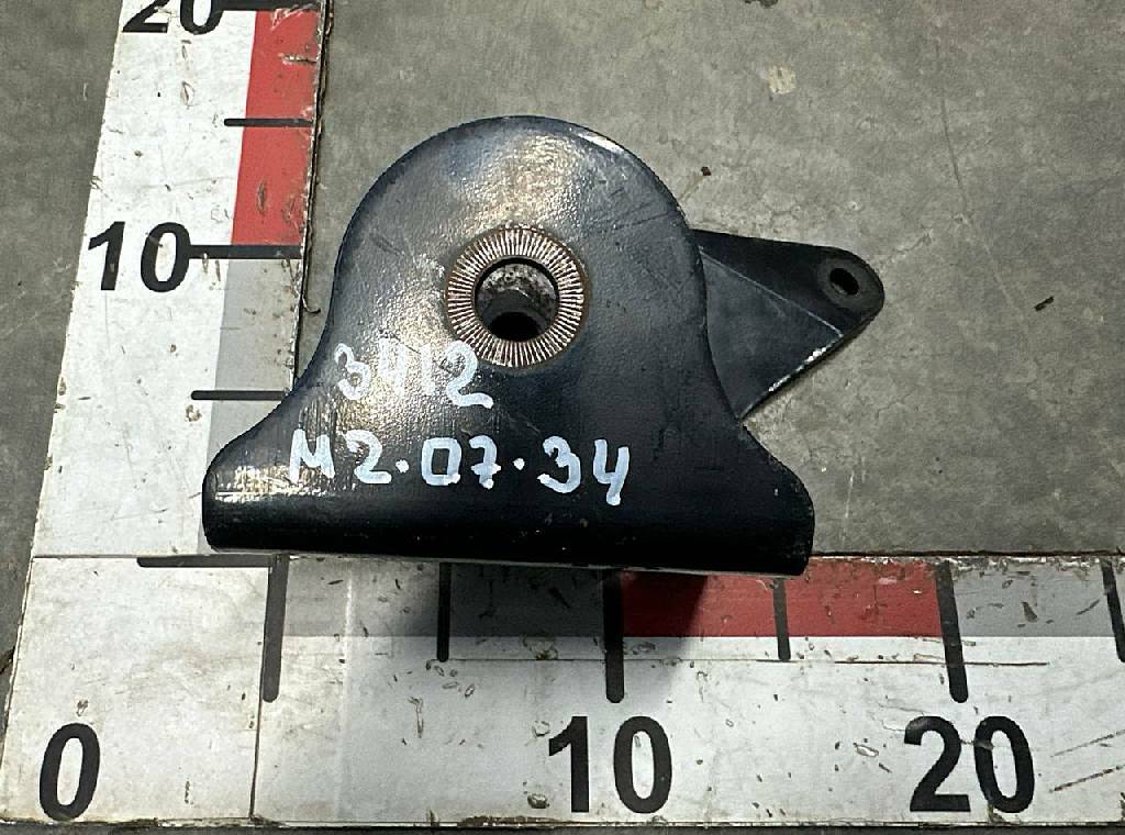 Кронштейн стабилизатора кабины левый б/у