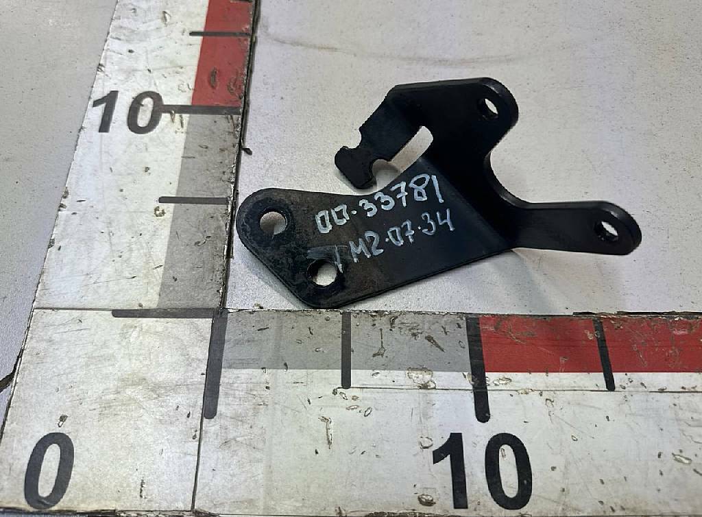 Кронштейн ускорительного клапана б/у