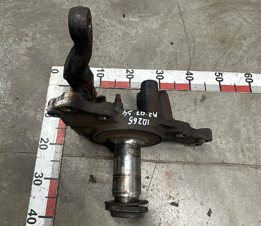 Кулак поворотный правый б/у