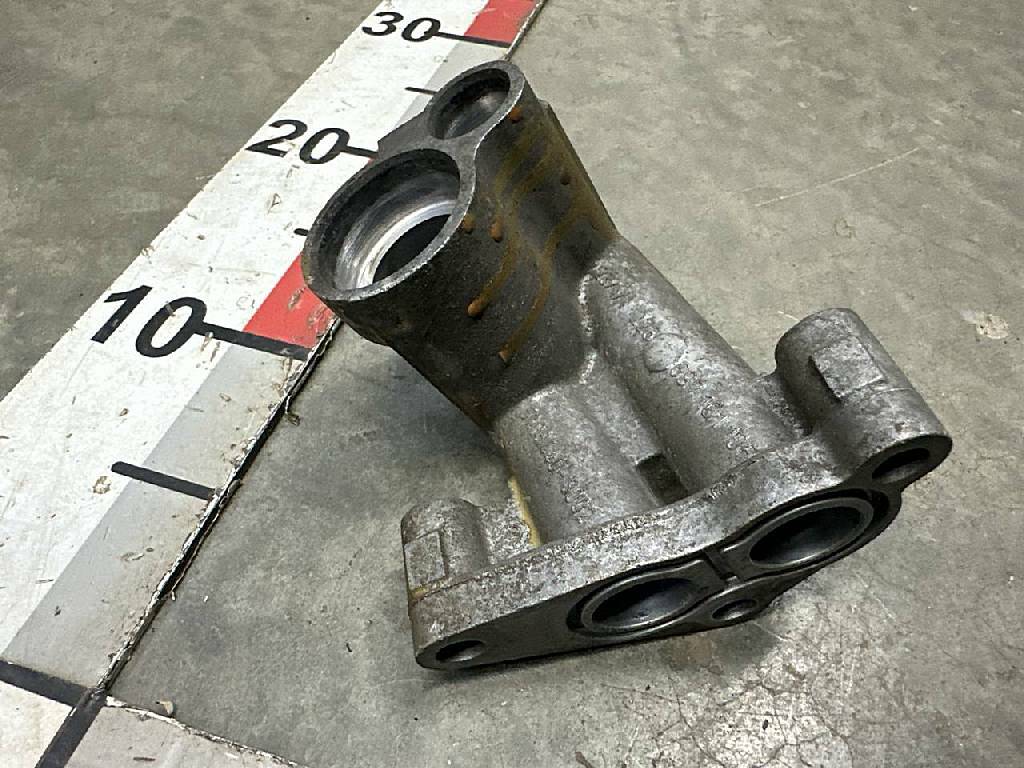 Патрубок корпуса масляного фильтра D2066 б/у