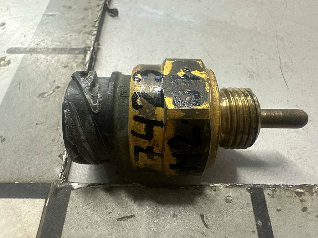 Датчик температуры антифриза D2066 б/у