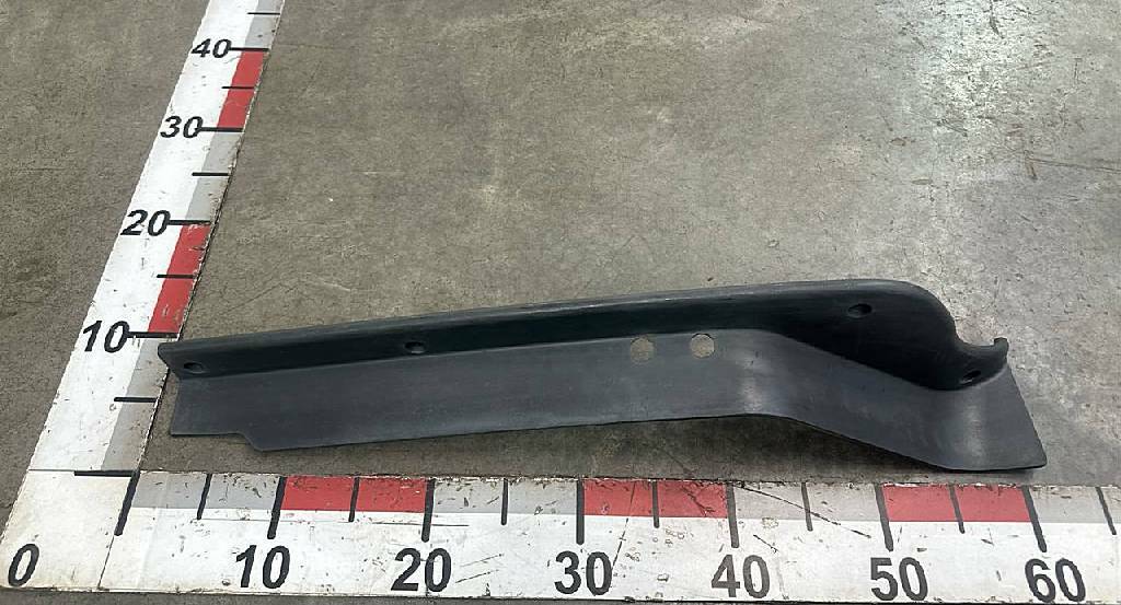 Заглушка бампера левая б/у