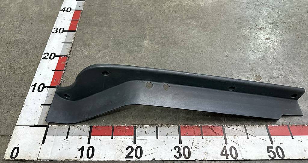 Заглушка бампера правая б/у