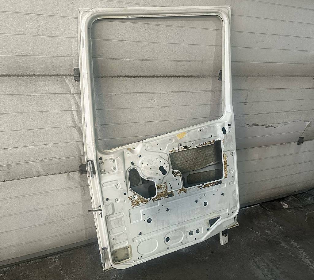 Каркас правой двери б/у