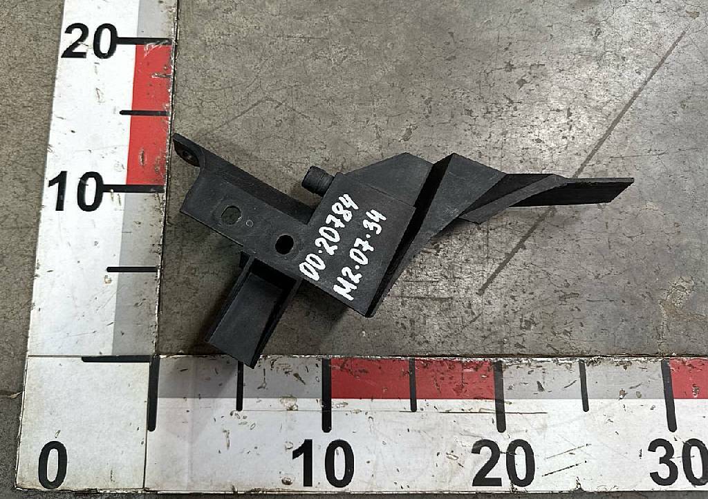 Крепление накладки левой стойки лобового стекла б/у