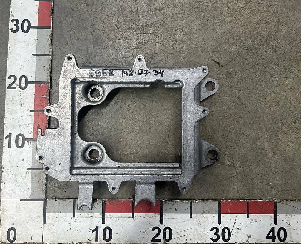 Кронштейн блока управления двигателем D2066 б/у