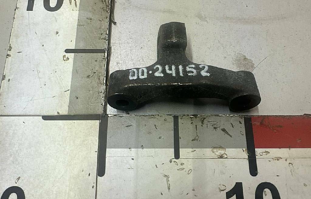 Кронштейн генератора D2066 б/у