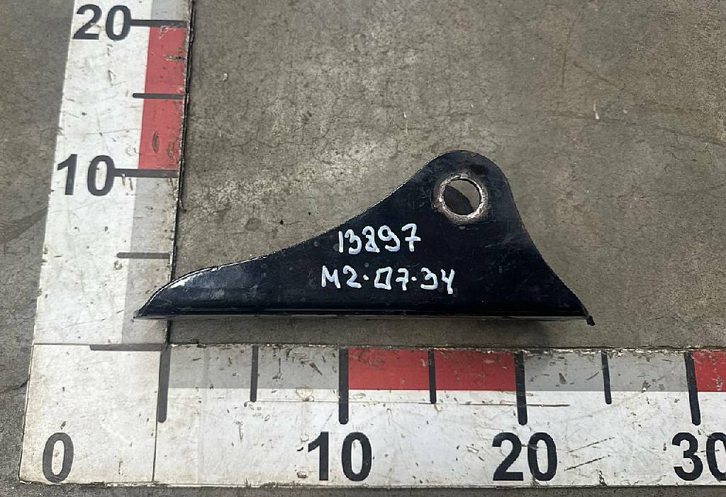 Кронштейн цилиндра подъема кабины верхний б/у