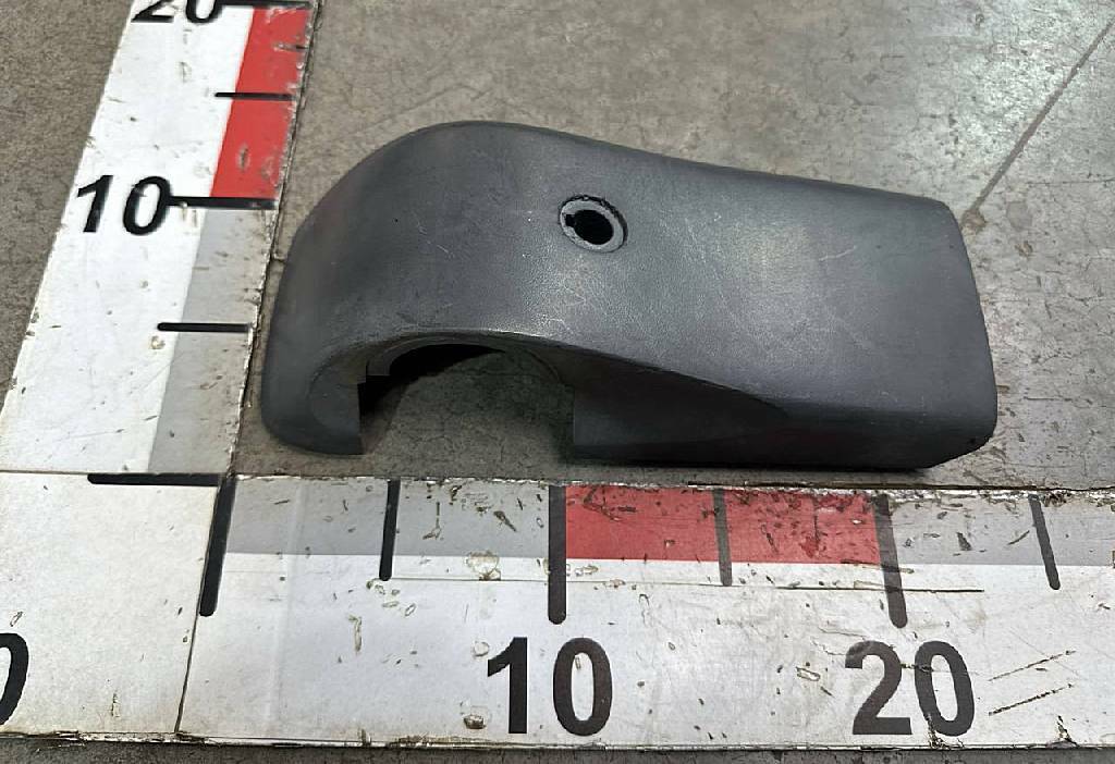 Крышка нижнего кронштейна левого зеркала б/у