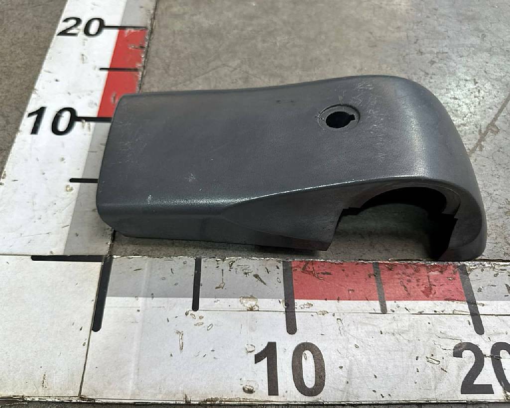 Крышка нижнего кронштейна правого зеркала б/у