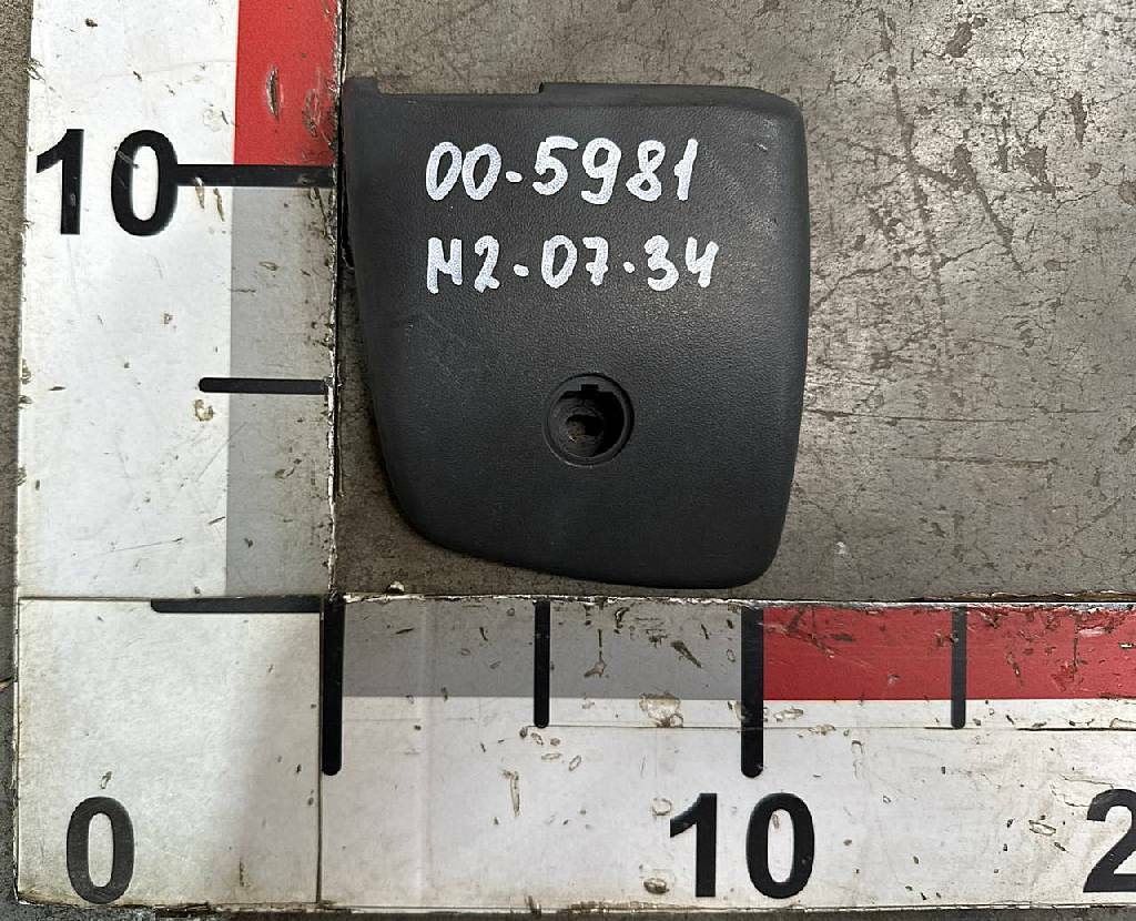 Накладка петли левой двери б/у