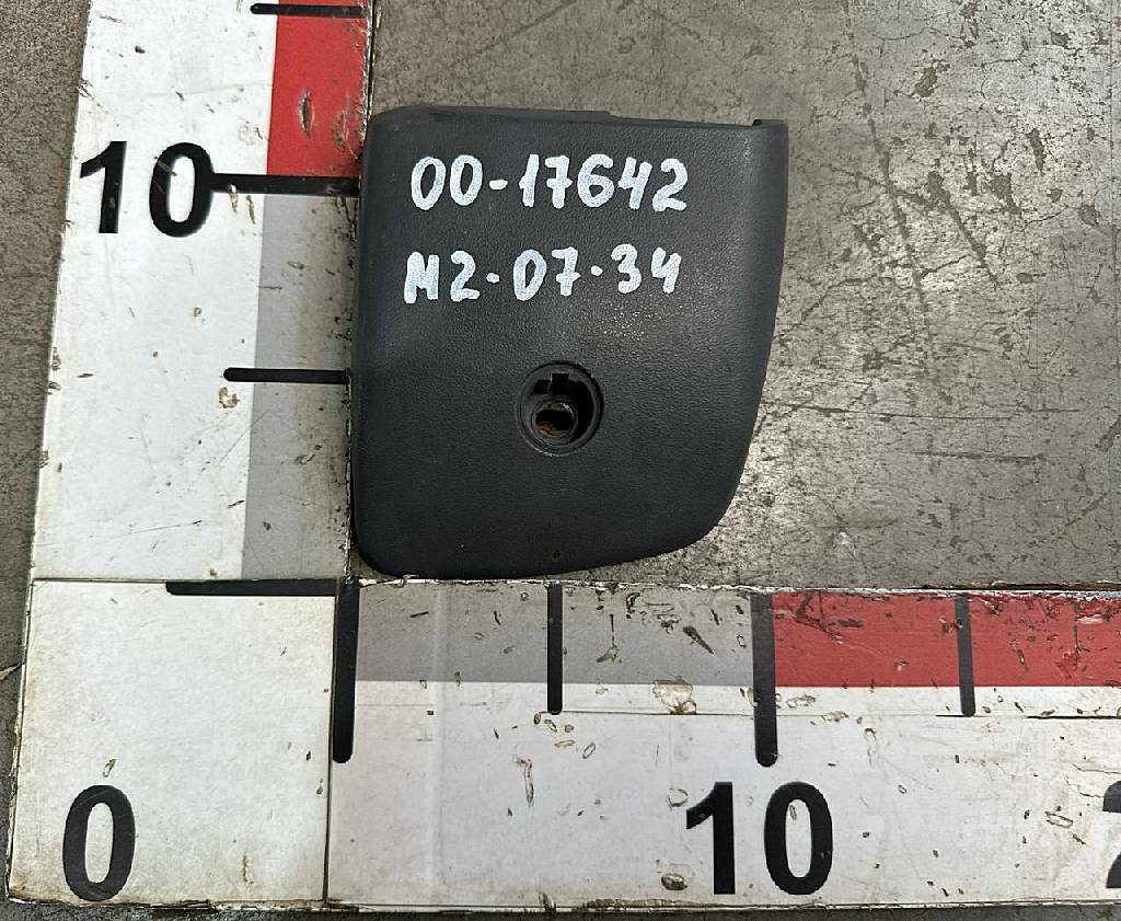 Накладка петли правой двери б/у