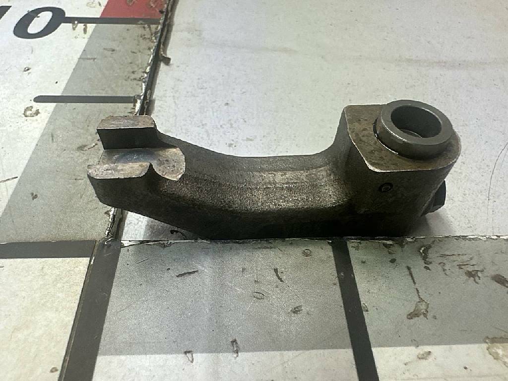 Перемычка выпускных клапанов D2866 б/у