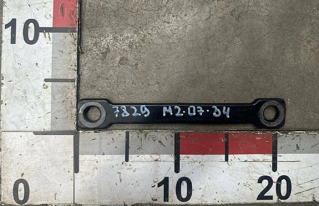 Проставка кронштейна топливного бака б/у