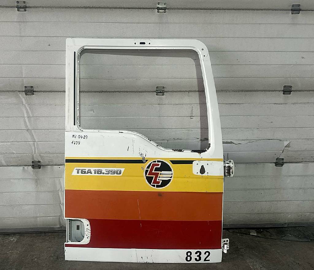 Каркас правой двери б/у