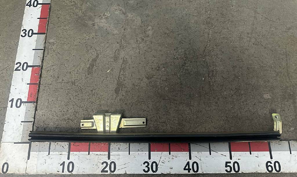 Направляющая стекла правой двери б/у