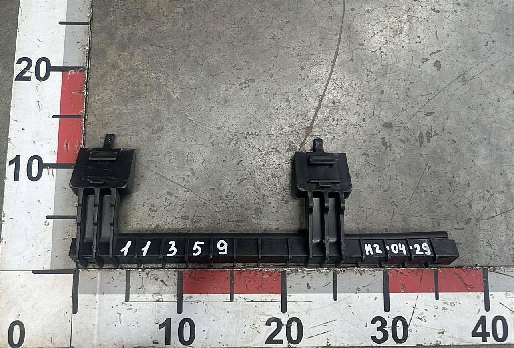 Направляющая стекла правой двери б/у