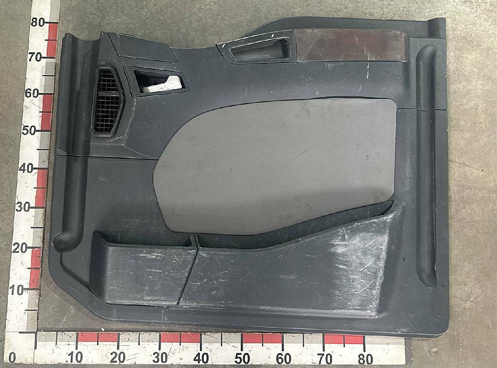 Обшивка правой двери б/у