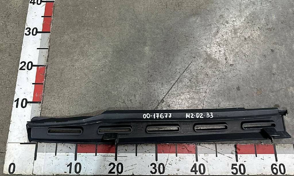 Дефлектор лобового стекла левый б/у