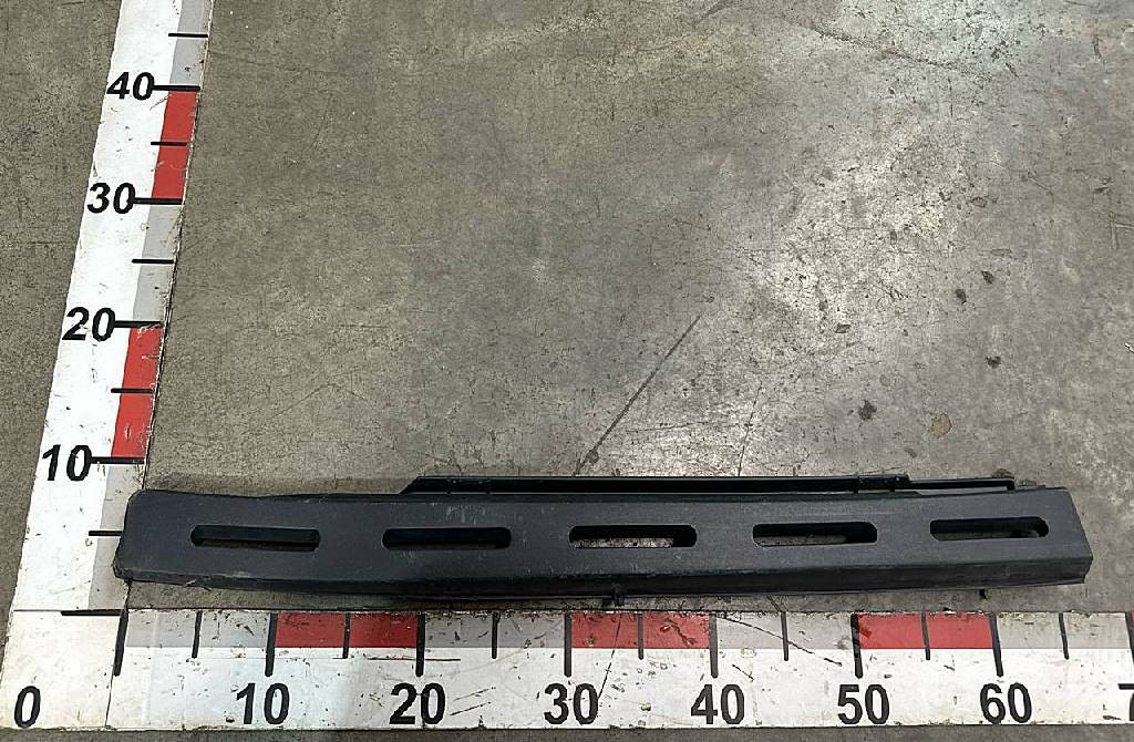 Дефлектор лобового стекла правый б/у