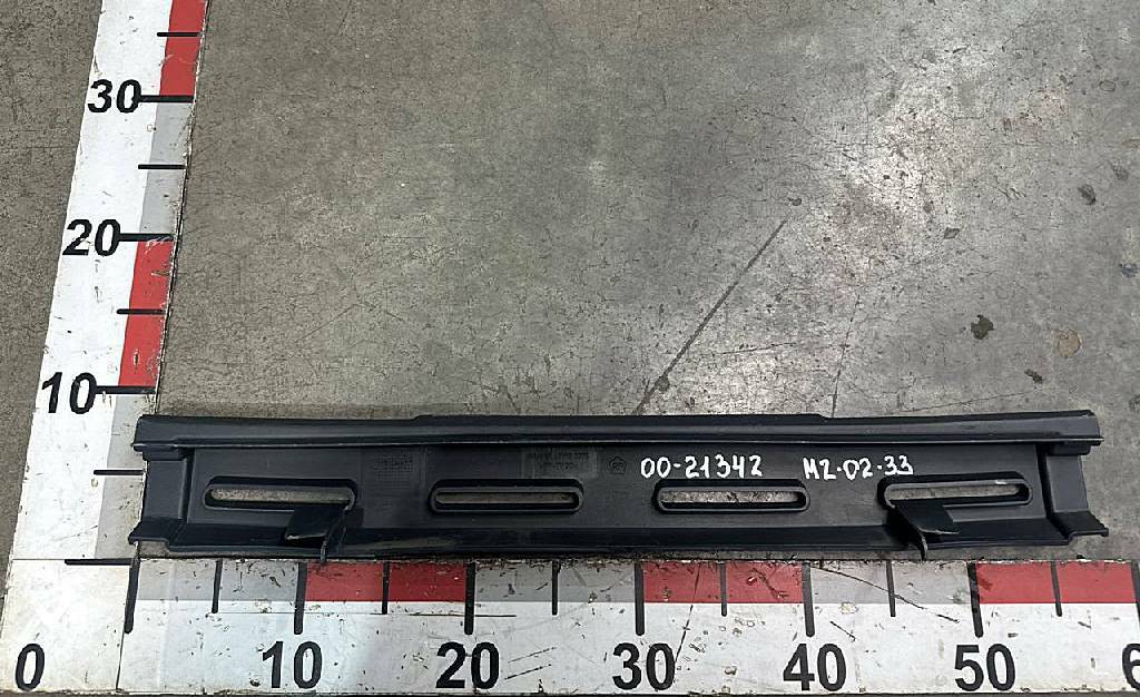 Дефлектор лобового стекла центральный б/у