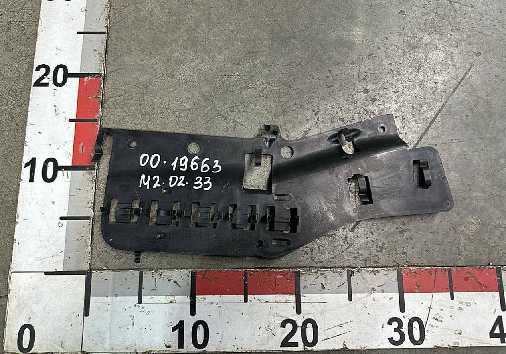 Кронштейн проводки правой двери б/у