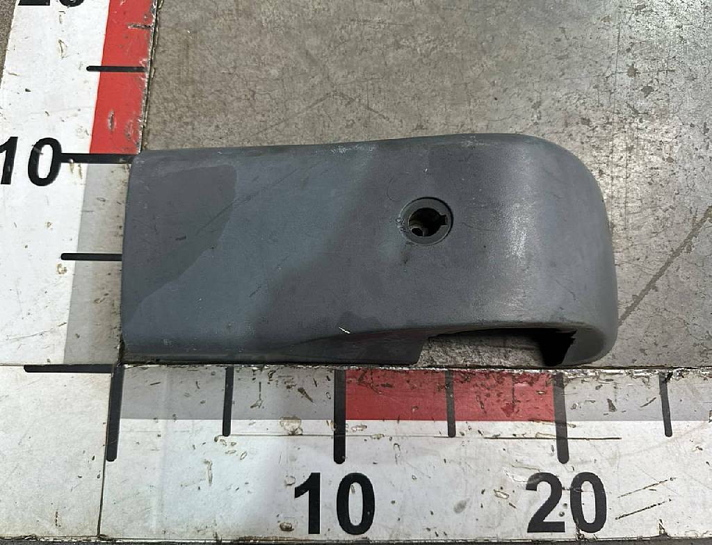 Крышка нижнего кронштейна правого зеркала б/у