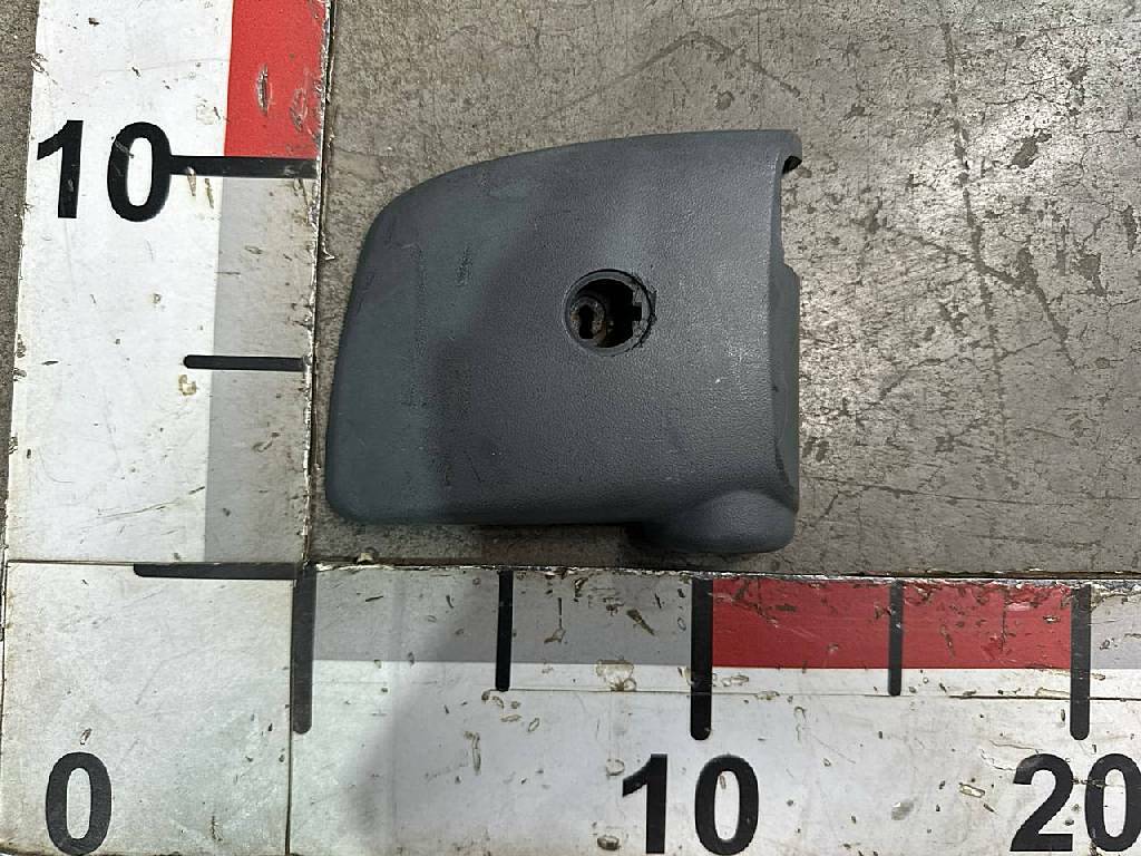 Накладка петли левой двери б/у