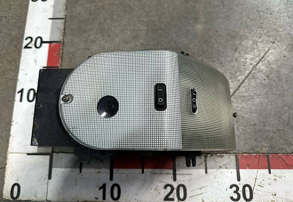 Плафон верхней консоли правый б/у