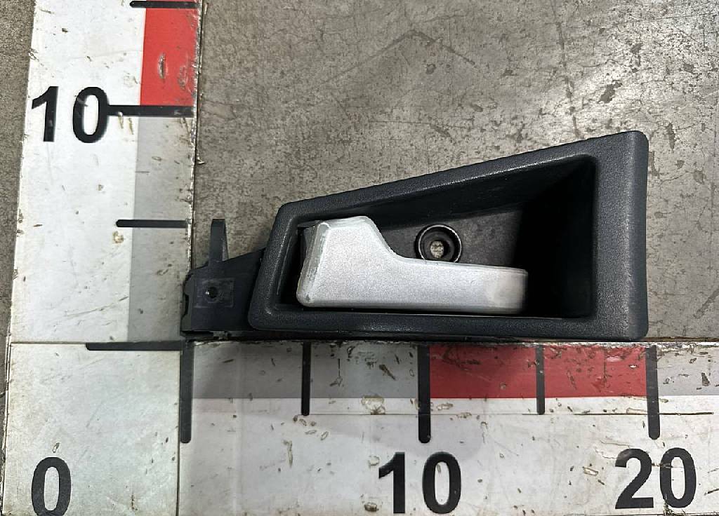 Ручка левой двери внутренняя б/у