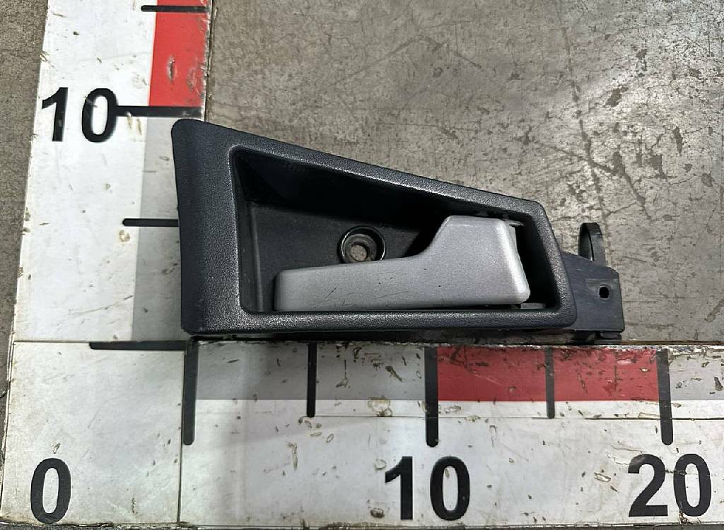 Ручка правой двери внутренняя б/у