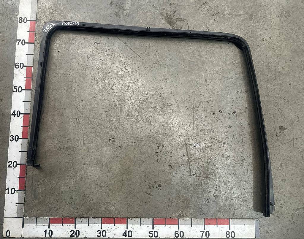 Рамка правой двери б/у