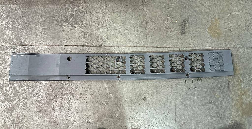 Решетка воздухозаборника б/у