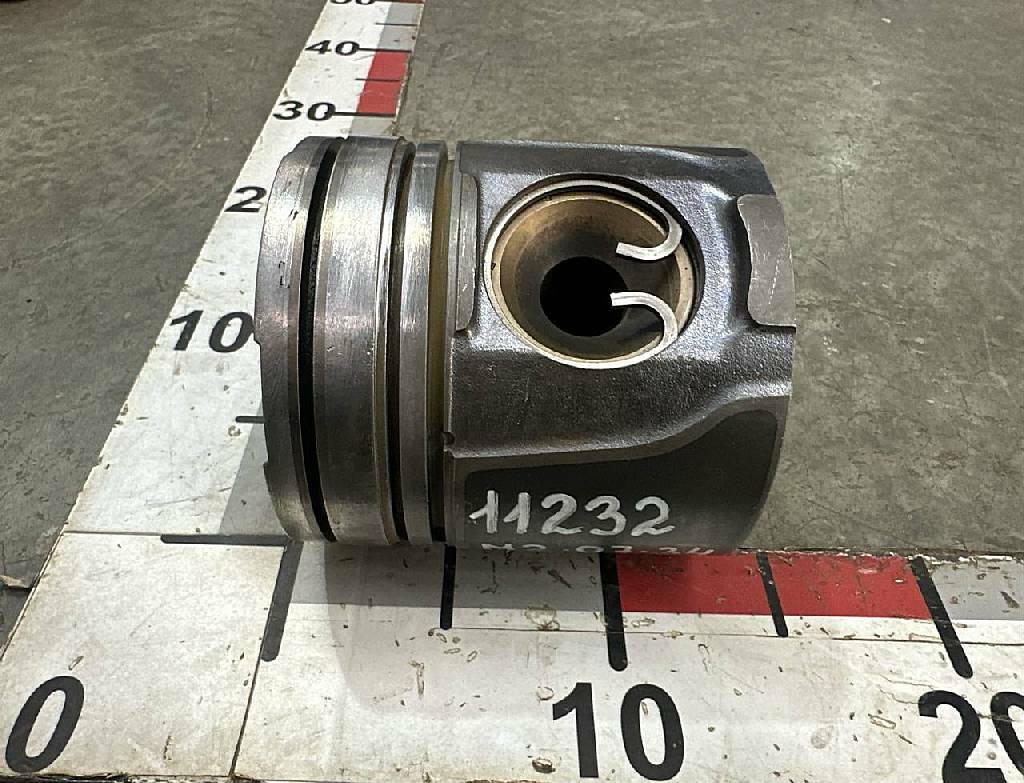 Поршень D2066 б/у