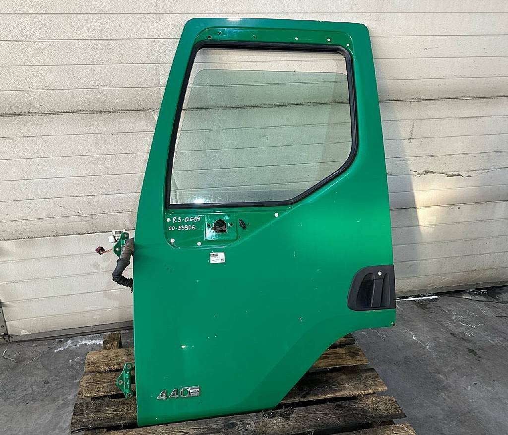 Дверь левая б/у