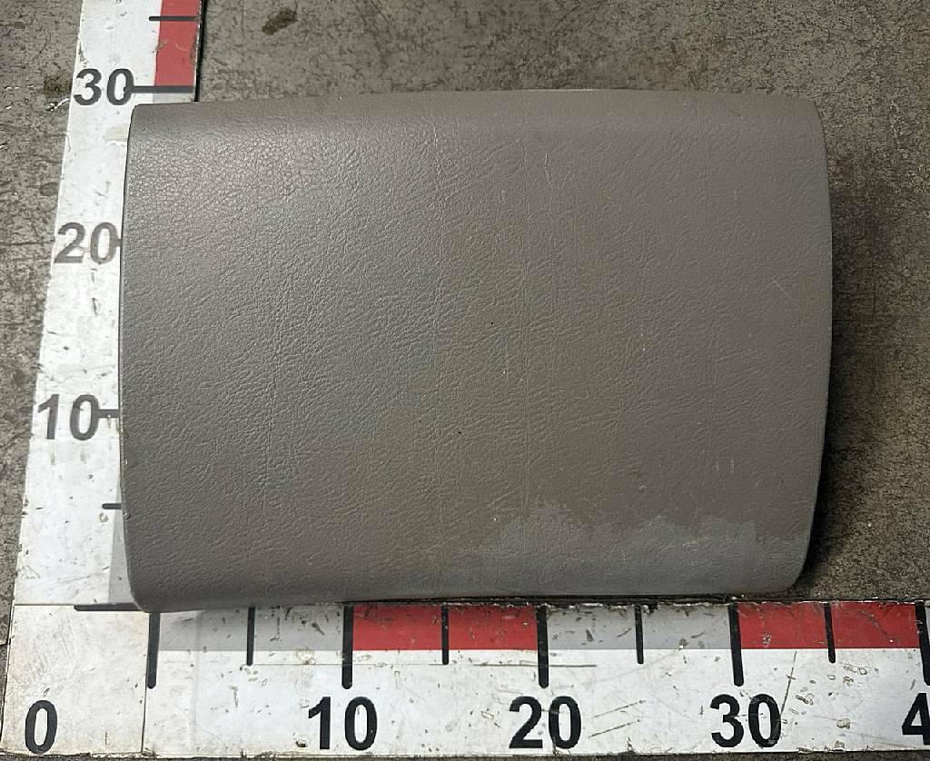 Дверь вещевого ящика панели приборов б/у