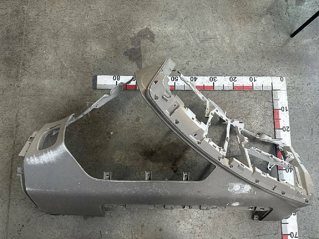 Панель приборов центральная часть б/у