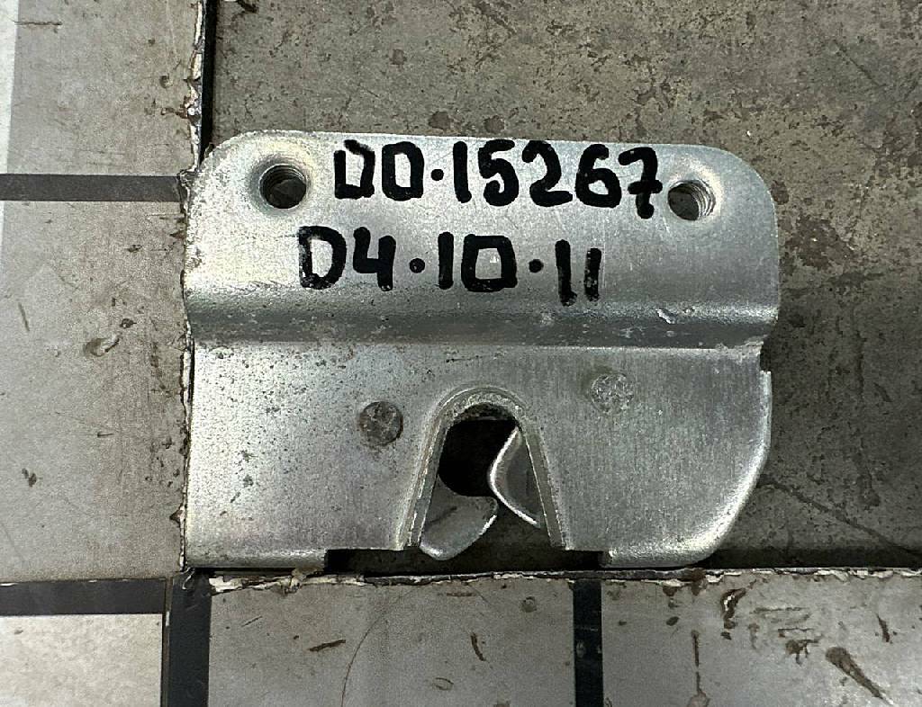 Замок крышки левого инструментального ящика б/у