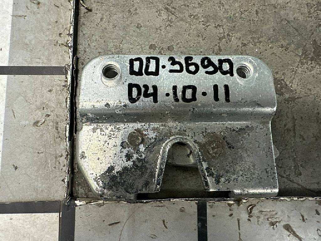 Замок крышки правого инструментального ящика б/у