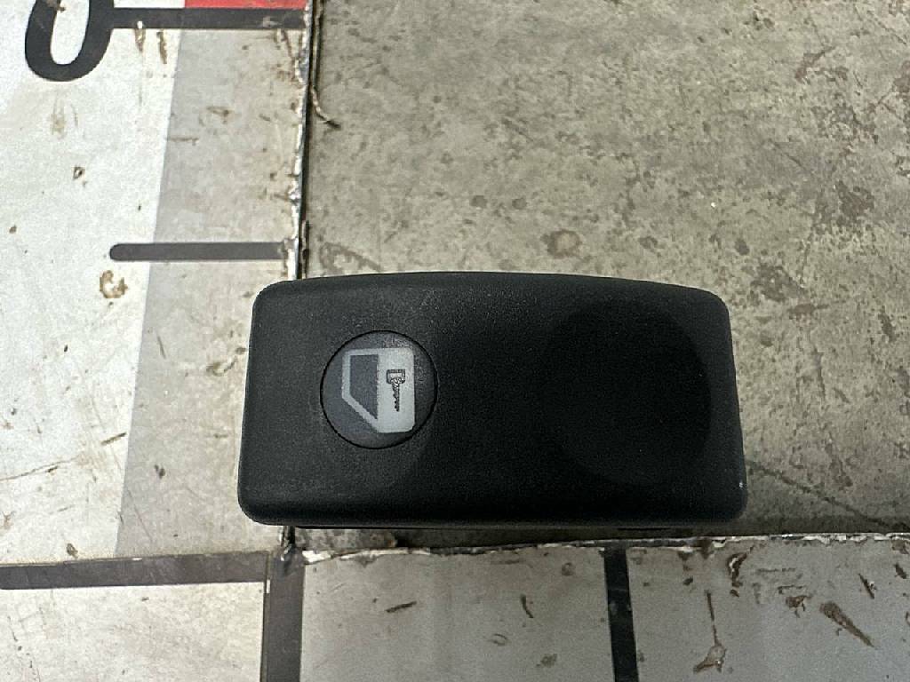Клавиша центрального замка б/у