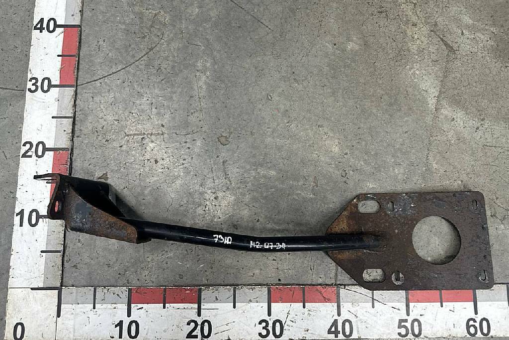 Кронштейн переднего крыла передний правый б/у