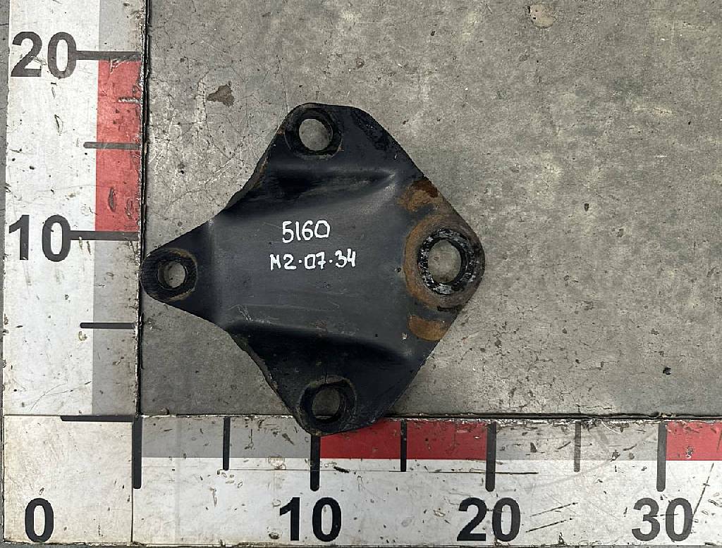 Кронштейн передней рессоры передний б/у