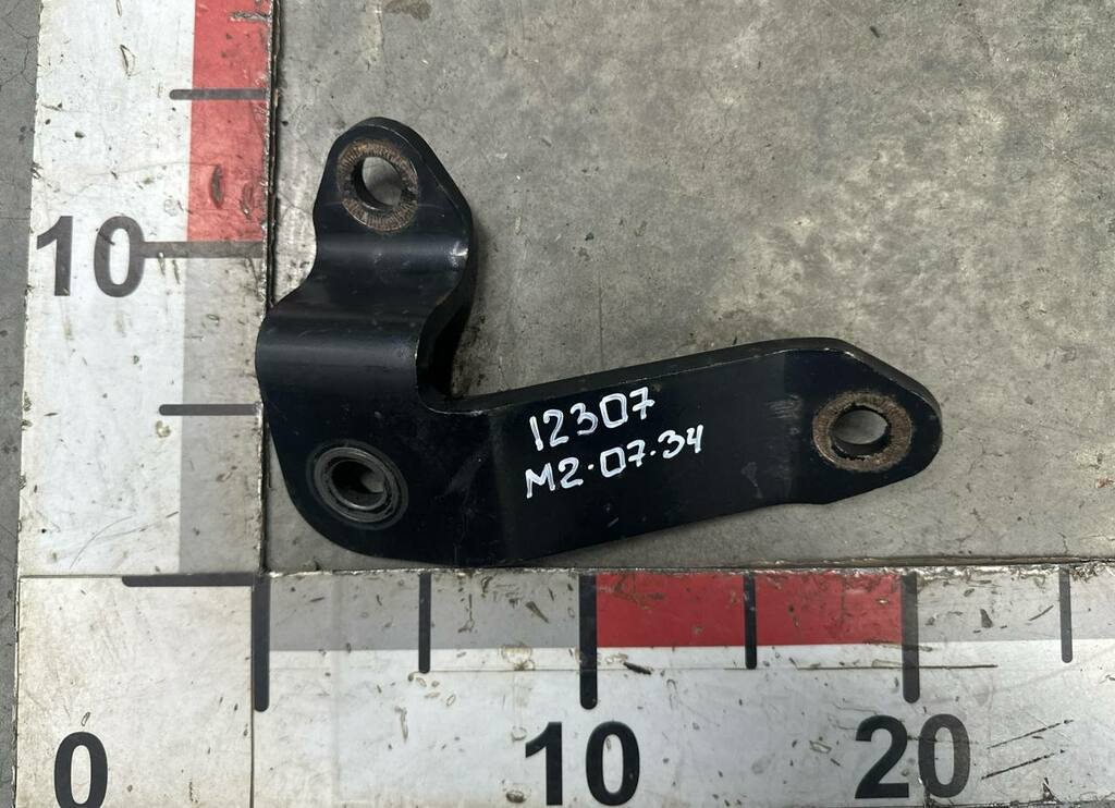 Кронштейн стойки переднего стабилизатора верхний левый б/у