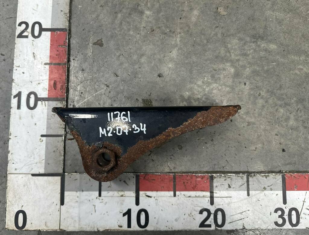 Кронштейн цилиндра подъема кабины б/у