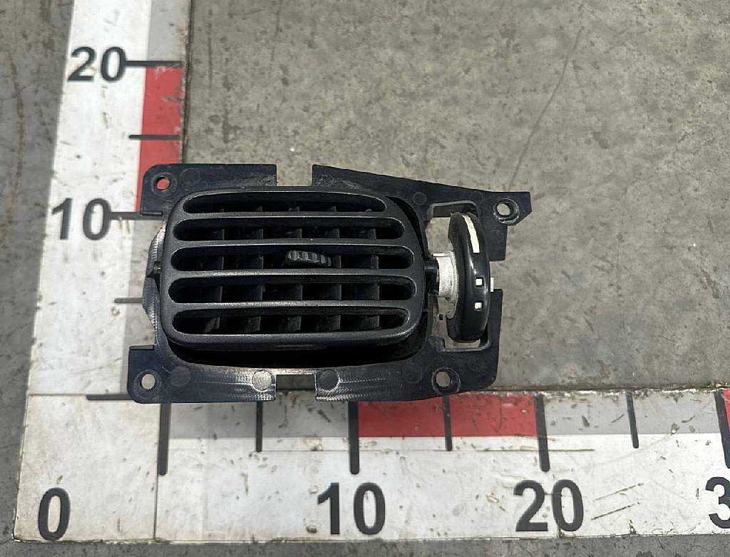 Дефлектор салона левый б/у