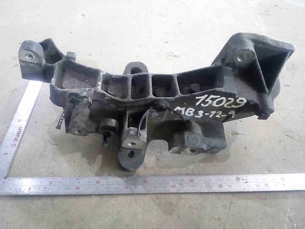 Кронштейн помпы OM501 б/у