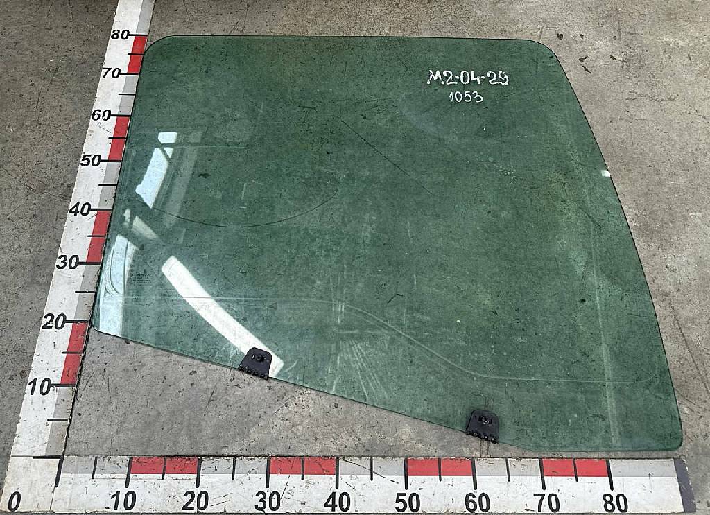 Стекло правой двери б/у