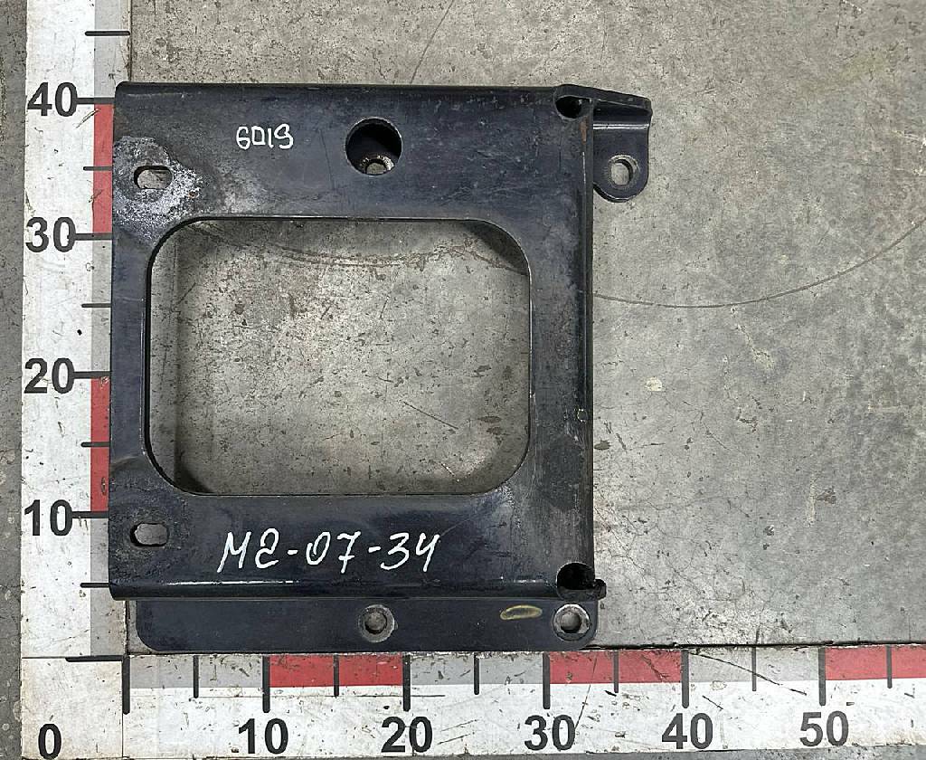 Кронштейн глушителя б/у