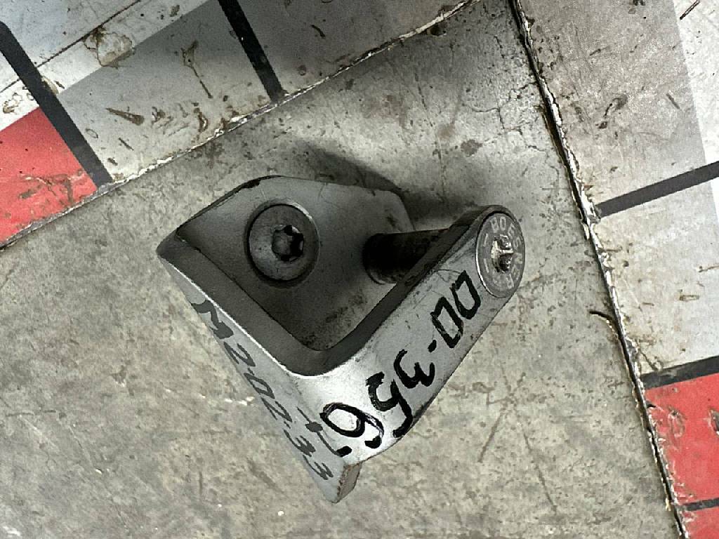 Ответная часть замка двери б/у